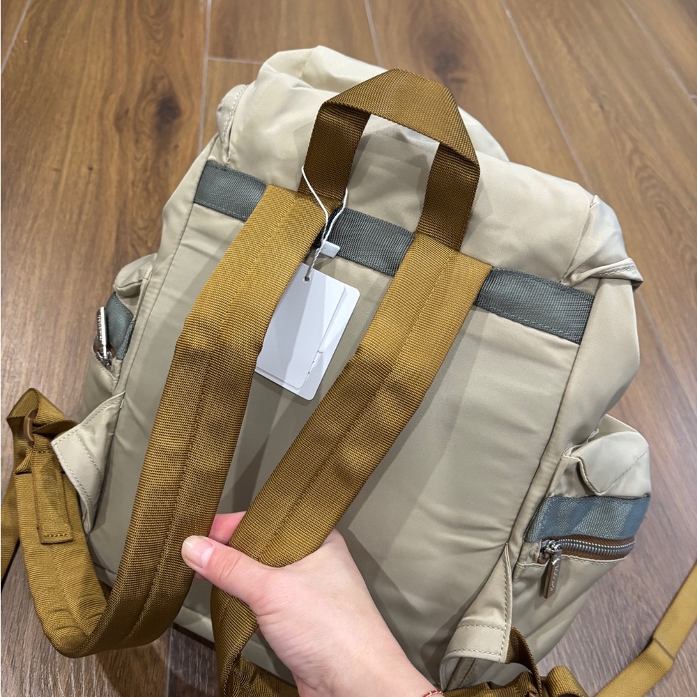 Lululemon Wunderlust Backpack Mini 14L Tan khaki - Picture 2 of 10